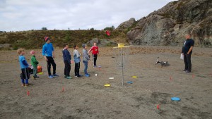 Mange ville prøve frisbeegolf. Kjell Mongstad tel kor mange disc som går inn i korga.