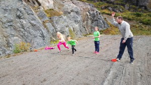 Kent Inge Strand startar Mia Einen Paulsen og Oda Sanden Hove. Isabella Sundal Arnes ventar på sin tur.